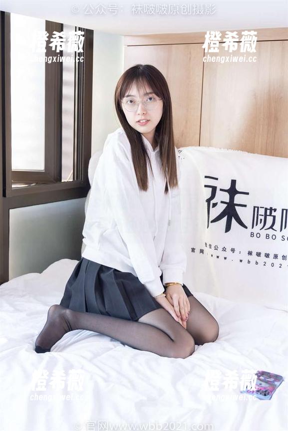 BoBoSocks袜啵啵 - 小甜豆最新系列，黑色丝与奶油泡芙的互动分享