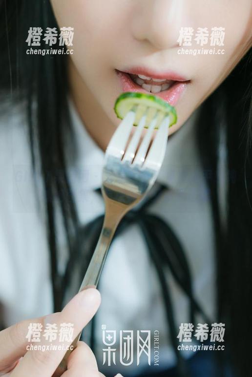 GIRLT果团网 - 分享一下！免费的尹意纯旗袍图集，有点美艳又小心思哦