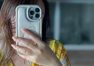微密圈 – 翻看MIYA的秘书造型，画面原图好像有点意思？
