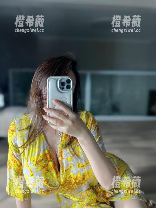 微密圈 - 翻看MIYA的秘书造型，画面原图好像有点意思？