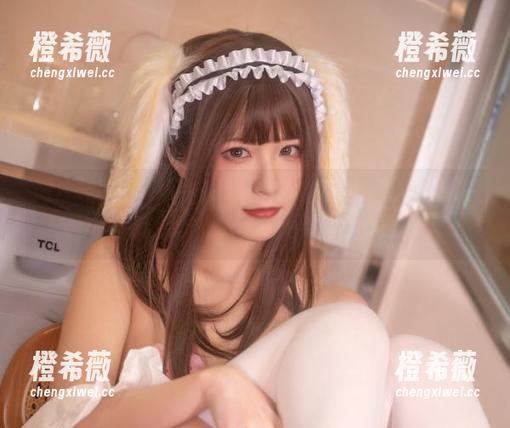 图片分享！Quan冉有点饿玩《崩坏：星穹铁道花火》，不过我最想看的是她手里那盒棒棒糖...