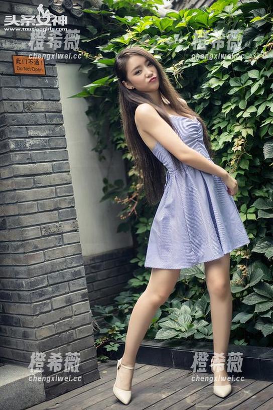 TouTiao头条女神 - 不知多少人想追星，更新白色原图，只为秦若兮那一瞬间的幽默感！