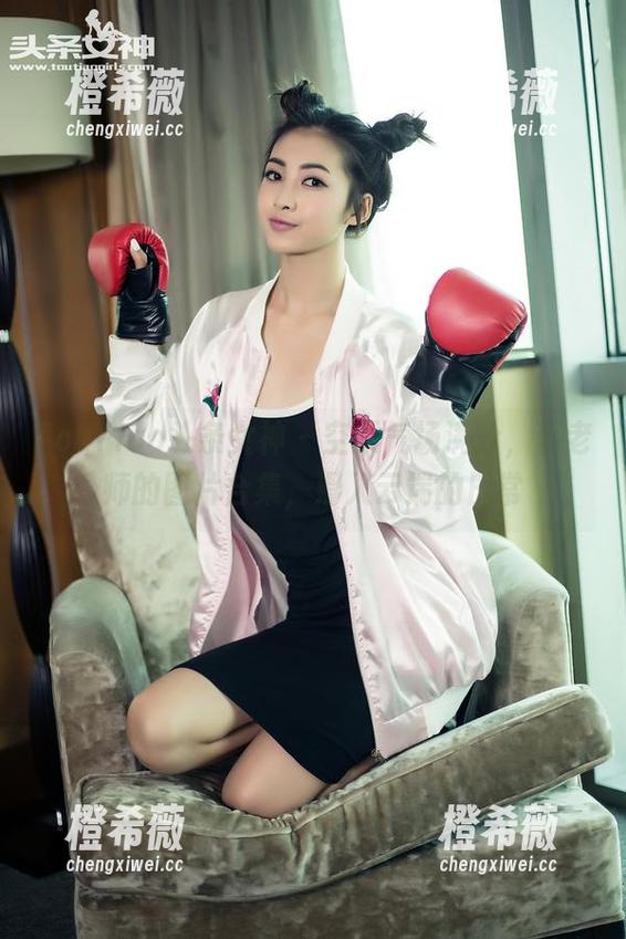 TouTiao头条女神-蔡老师 TouTiao头条女神 - 空乘气场满分,蔡老师的图片合集,滑入云端的日常