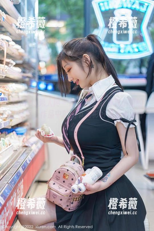 Xiuren秀人网-白小喵 Xiuren秀人网 - 挑剔眼光盯着白小喵的比基尼,作品中的细节光影好像在诉说什么?