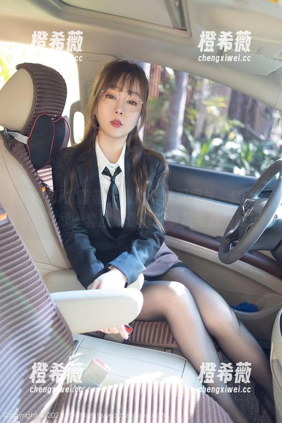 YouMi尤蜜荟 - 别小看这双网袜，Lucky沈欢欣一套图让你重新审视常规搭配！