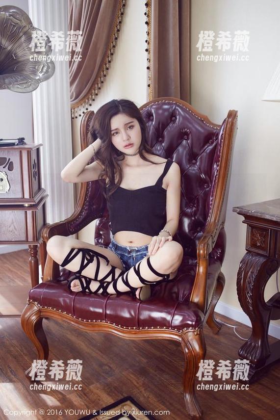 YouWu尤物馆-Seven小七 YouWu尤物馆 - 泳池中的Seven小七:这组美图有什么魔法,竟让人水中浮想联翩?