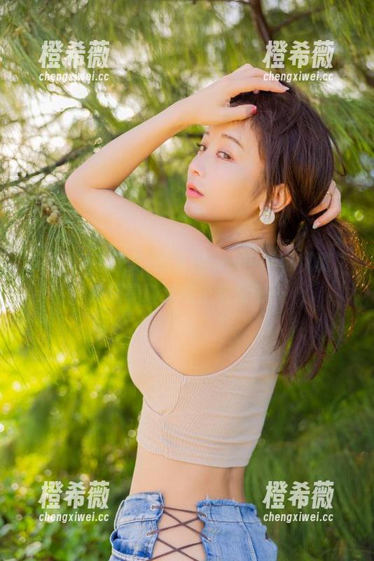 从いくみ(育美)的长腿cos中学习优雅，我还是继续做个宅男吧…