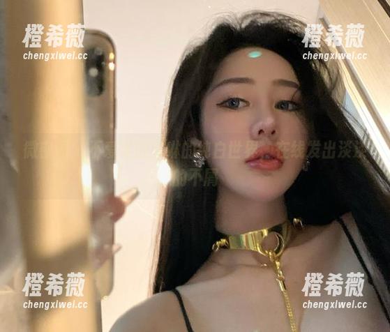微密圈 - 不爱笑的赛琳的纯白世界，在线发出淡淡的不屑
