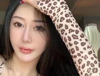 微密圈 – 不爱笑的赛琳教室私拍资源，快来看这双“会说话”的眼睛