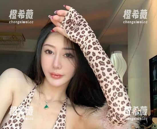 微密圈 - 不爱笑的赛琳教室私拍资源，快来看这双“会说话”的眼睛