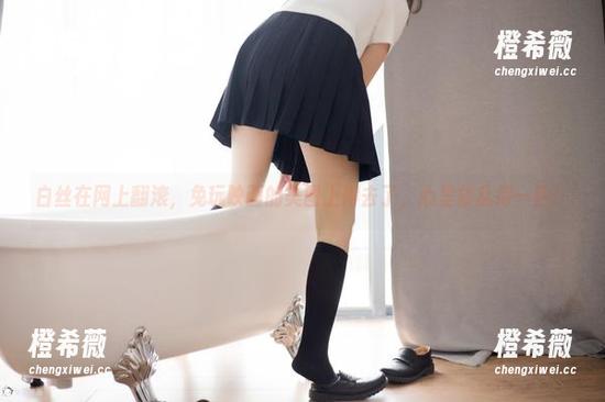 白丝在网上翻滚，兔玩映画的美图上得去了，心里却乱得一匹！