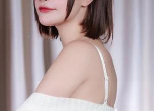 今天跟随千夜未来，一个温泉写真，想着这水温够不够让人放松？