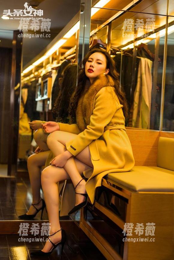 头条女神 - 张梓柔原图：穿上死库水，居然让我想起当年游泳课的悲惨遭遇！