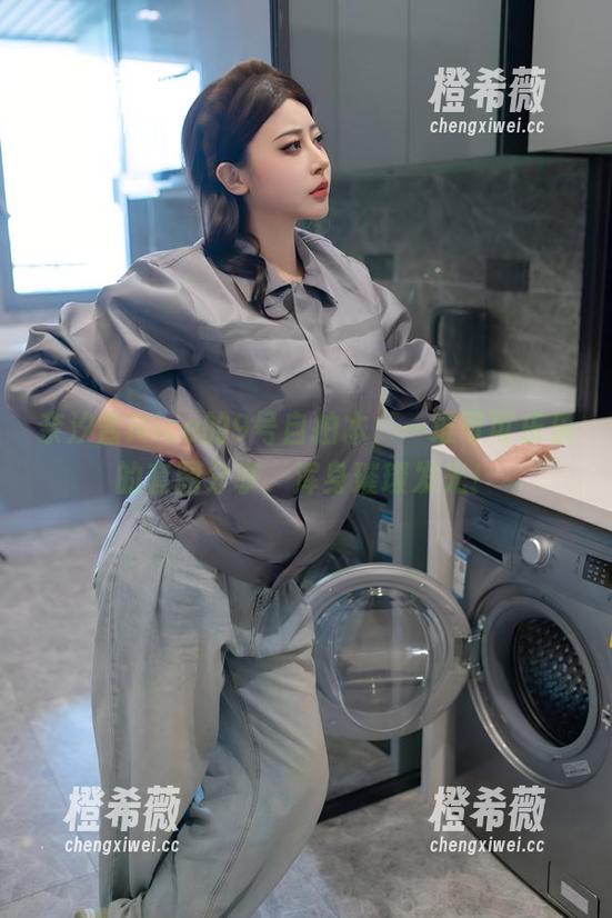 奈汐酱Nice的9号自拍本，一堆可可乐乐的套图分享，浑身璀璨发光！