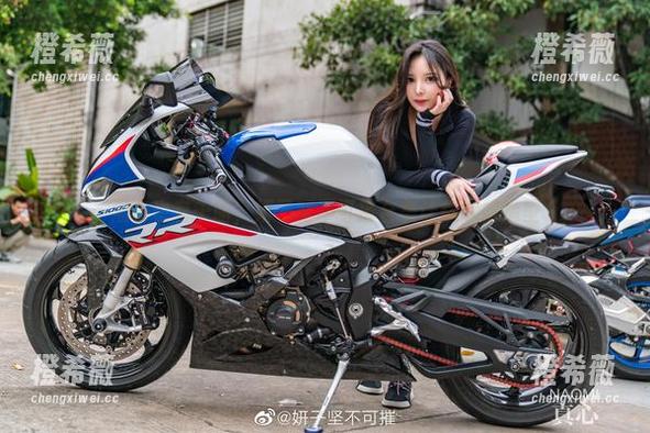 黑色也有千面，妍子坚不可摧合集让你想换造型