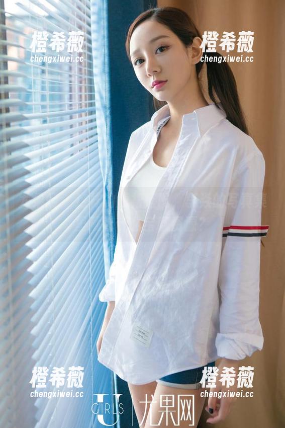 尤果网 - 这样的短裙搭配，李焱的写真集里藏着什么宝藏资源？