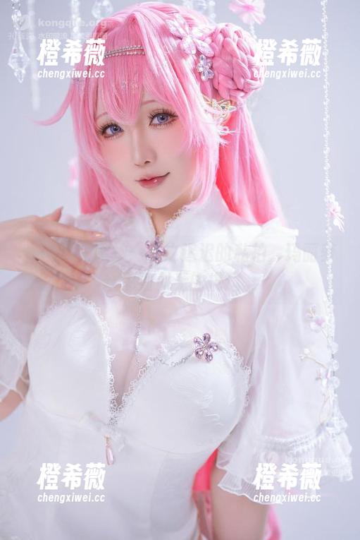 套图中的微妙：星之迟迟的私拍，玛丽萝丝那如似无的挑逗。