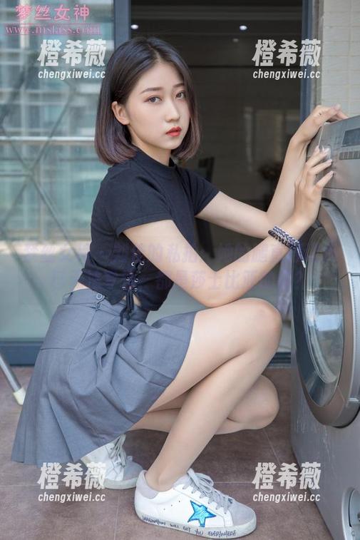 梦丝女神 - 刘佳的私拍：她的腿直得让我已无法专注，都是莎士比亚的错？