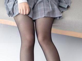 红色校服+肉丝美足=森萝财团的福利大餐，来一口吧，别害羞。