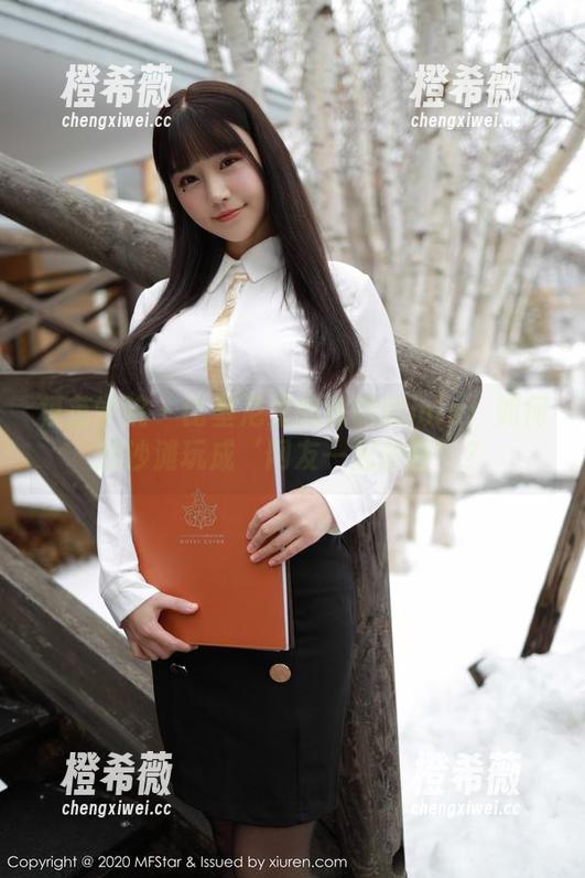 模范学院-徐微微mia 模范学院 - 比基尼里的徐微微mia:如何把沙滩玩成‘网友一起拼图’?