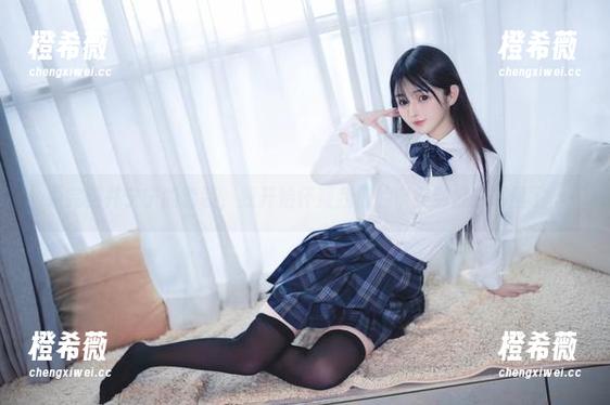 樱井宁宁 看完樱井宁宁的套装,我开始怀疑我们的审美到底去哪里了。
