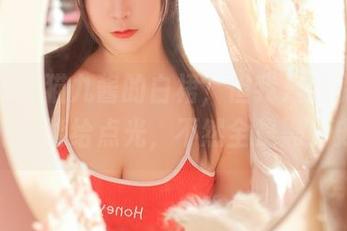 虽然满屏猫九酱的白裙，但我只想说原图啥时候能给点光，不然全是黑历史。