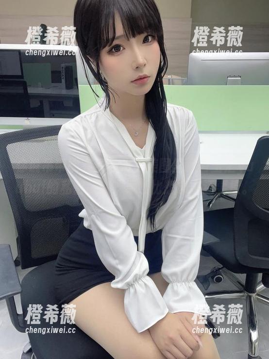 你说吊带能有多惊艳？美图里藏着玉汇yuuhui的私密时刻，果然比想象中还要撩。