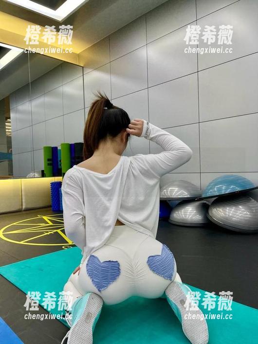 禅雨儿Lynne 微密圈 - 禅雨儿Lynne的泳衣写真,水面波纹都是为了衬托她的美啊!