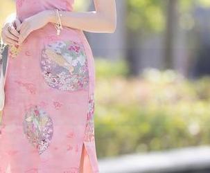 秀人网 – 九千柒柒的泳池日常：原图合集，不是每个人都能如此放松！