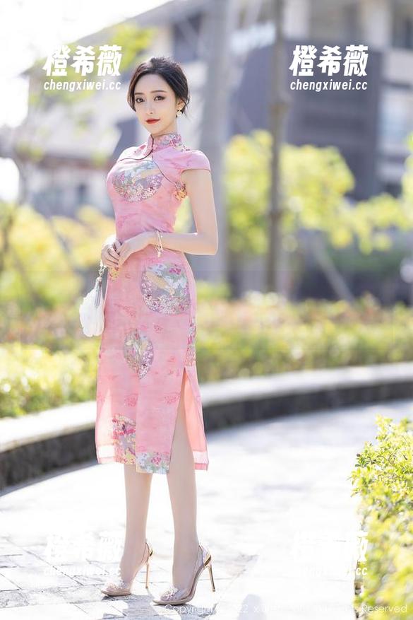 秀人网 - 九千柒柒的泳池日常：原图合集，不是每个人都能如此放松！