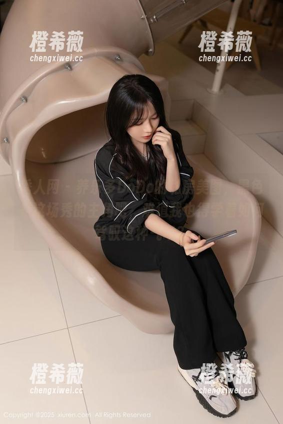 秀人网-养乐多DoDo 秀人网 - 养乐多DoDo的私房美图,黑色是这场秀的主角吧,难道我也得学着如何驾驭这种气场?