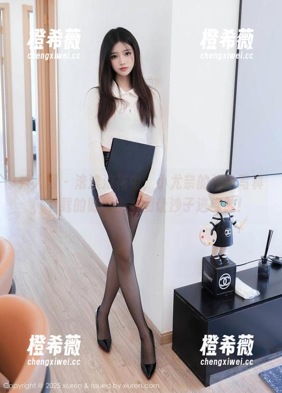秀人网 - 滚滚浪花中，小尤奈的海边写真，下载的时候小心别让沙子进电脑！