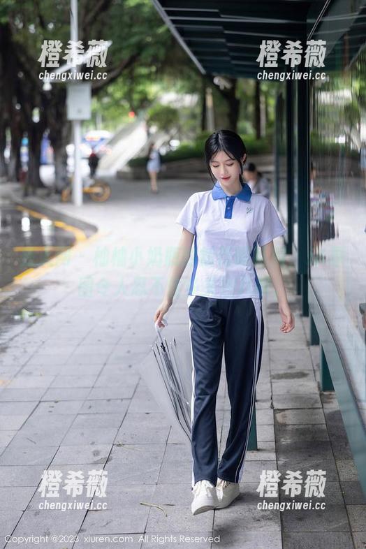秀人网 - 柚柚小奶瓶的新低调系列，JK原图令人忍不住多关注几眼。