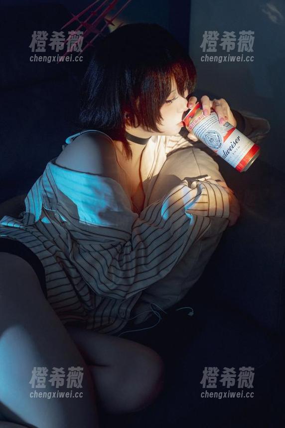 纸悦Etsu_ko 纸悦Etsu_ko化身奇奇女仆,敲定新版‘死宅福音’的照片封面,绝了!