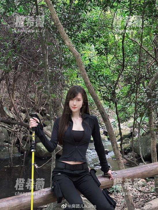 腐团儿Ikaros 腐团儿Ikaros黑丝精选:这一季黑丝也太会放电了吧!