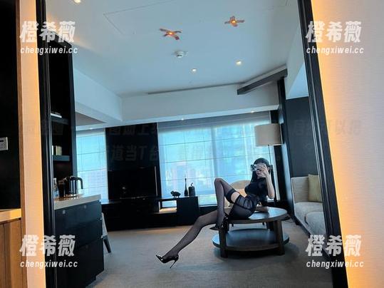 微密圈 - 最新图册上线！葛征的红底高跟，居然可以把街道当T台，看得我直想拍手。