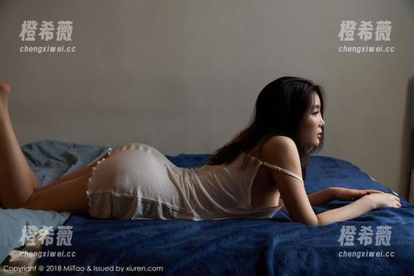 蜜桃社 - Suki学姐套图——这样也能上讲台吗？！
