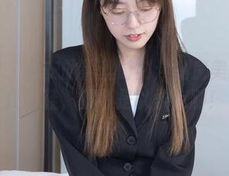 袜啵啵 – 小安的黑丝时刻：私房美图展示仅脱鞋，那可是以柔克刚！
