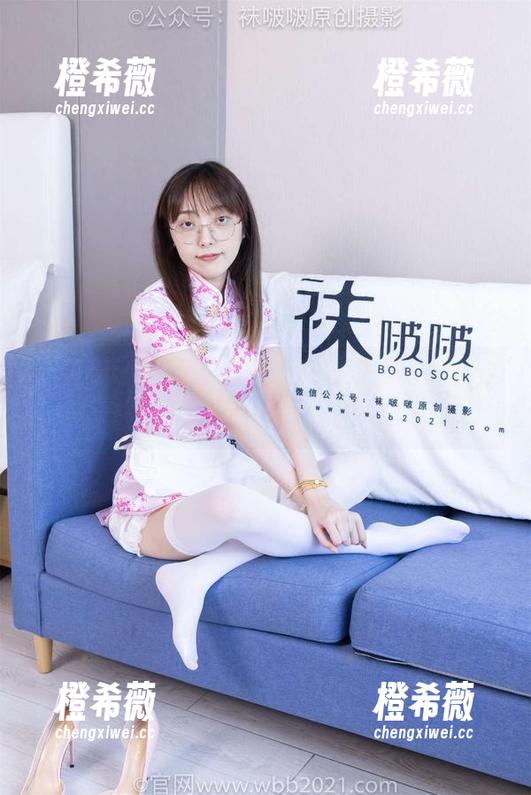 袜啵啵 - 稚予最新写真：脚对脚比大小，剧情怎么又开挂了？