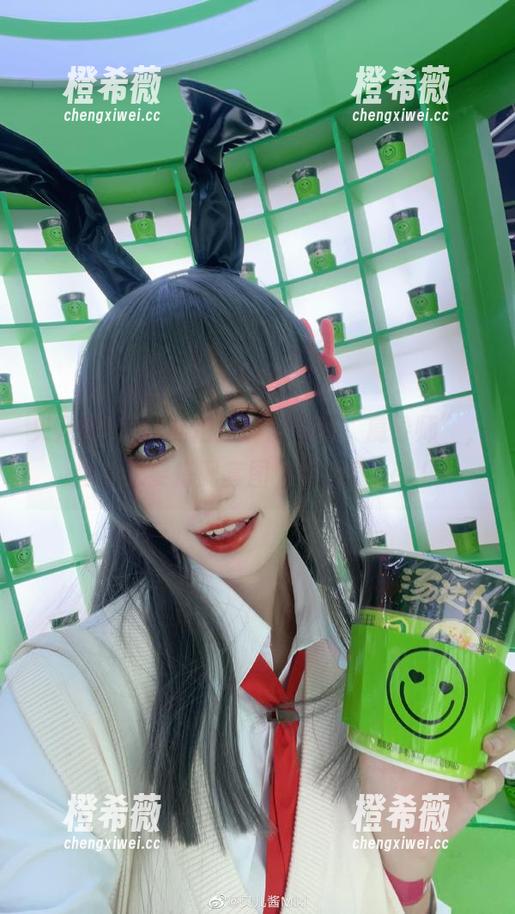 贝儿酱Miki 贝儿酱Miki私拍:厨房里的“魔导师”,炒菜也要搭配套图,新技能get!