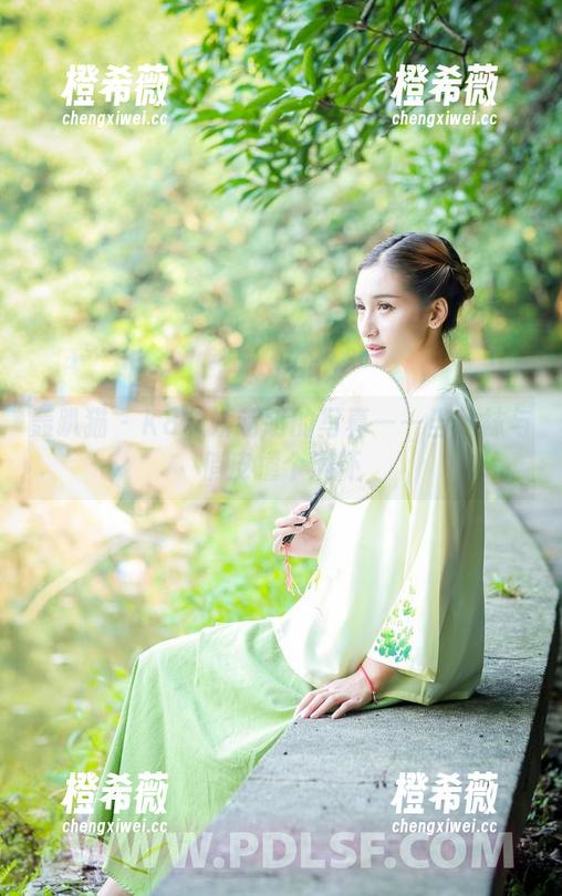 轰趴猫 - K8傲娇萌萌的写真——当丝袜与俏皮撞个满怀