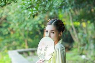 轰趴猫 – 短裙写真合辑：梦心玥忍不住在我脑海里打转！
