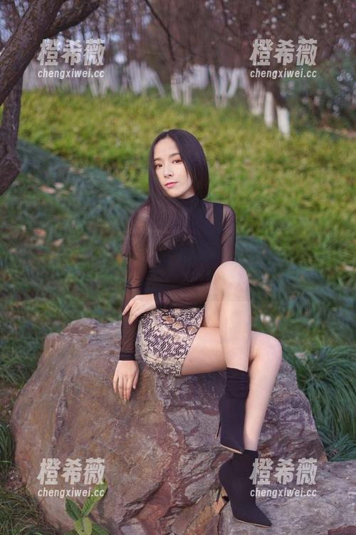 微密圈 - 在线美图：辣妈女神化身修女，神秘又俏皮？