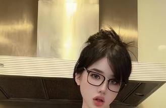 微密圈 – 阿色泳池图包，水的清澈让我想起那年夏天。