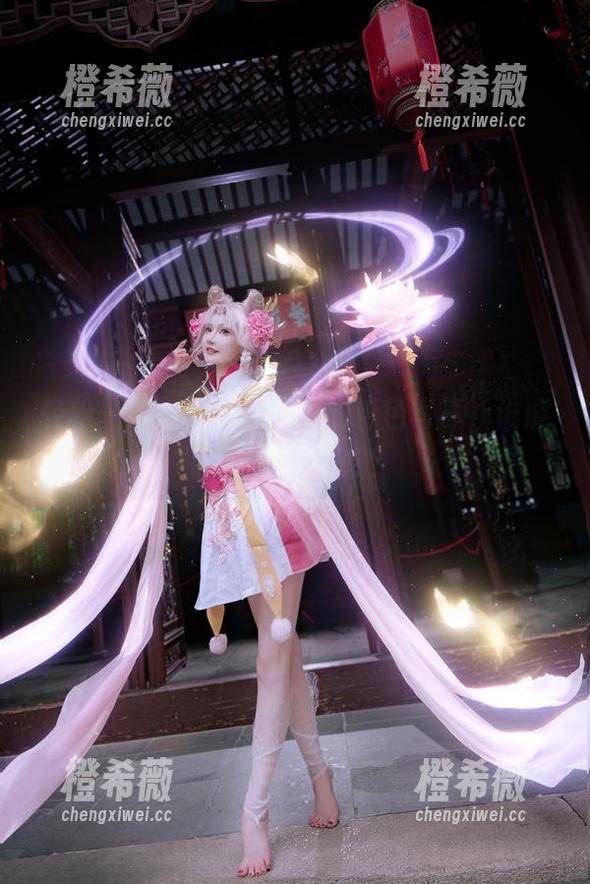 露儿大魔王 轻松一刻:露儿大魔王的粉色写真,谁能拒绝这个诱惑?