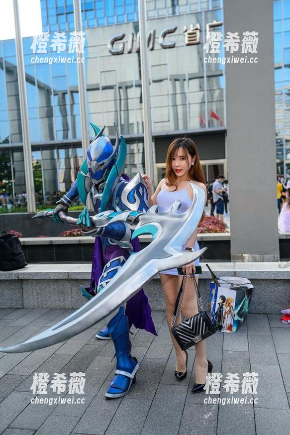 魔镜街拍 - 包臀灰裙的OL风，婷婷的魅影在线，资源实在吸引我。