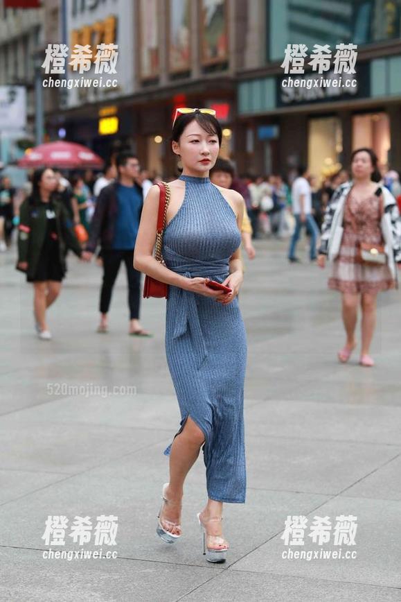 魔镜街拍 - 婷婷的黑丝美腿和白色连衣裙，真有这样的搭配，我的眼睛快忙不过来了！