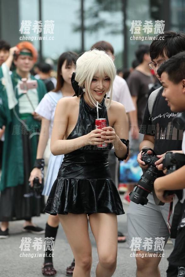 魔镜街拍 - 曼曼的吊带写真：下载吧，但别怪我没提醒哦。