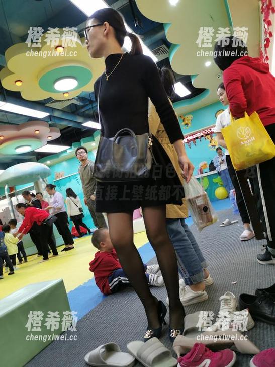 魔镜街拍 诶你们快看魔镜街拍的白色热裤美女,这样的原图直接上壁纸都不为过呀。