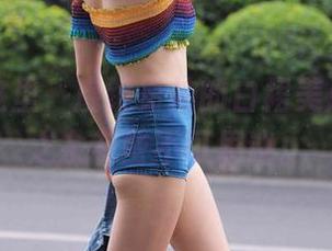 原图在这里，魔镜街拍的白裙美眉，赞叹之余有些不可思议。
